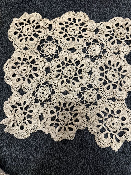 Автентични престилки,цена 7 лв..за брой.Карета на една кука,7 лв.