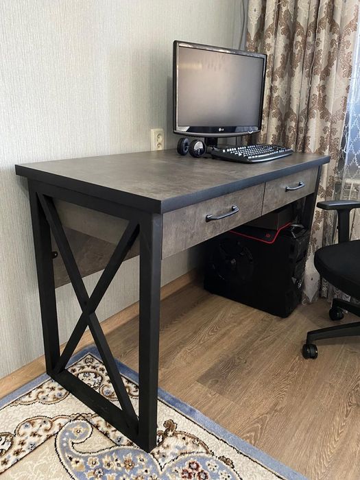 Столы письменные, рабочие, компьютерные.