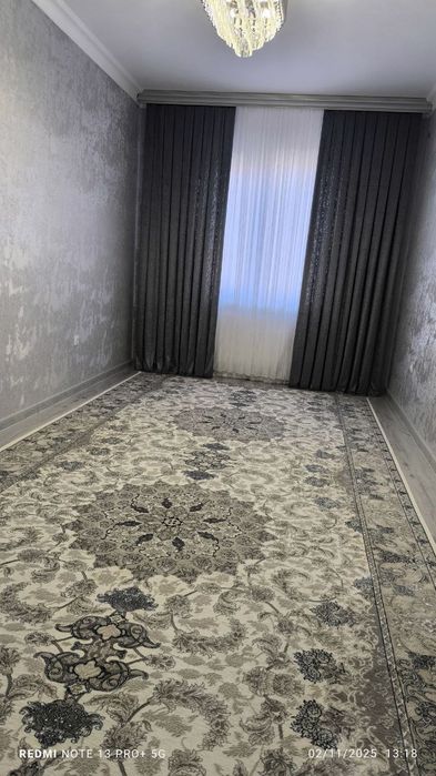 Buyuk ipak yoʻli metro yaqinida