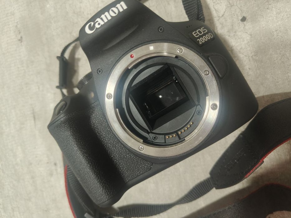 Canon EOS 2000D само тяло + зарядно и батерия
