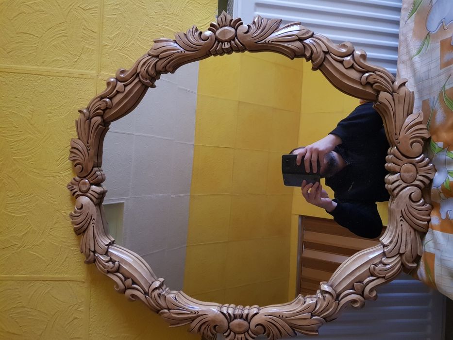 Oglinda cu rama de lemn sculptata