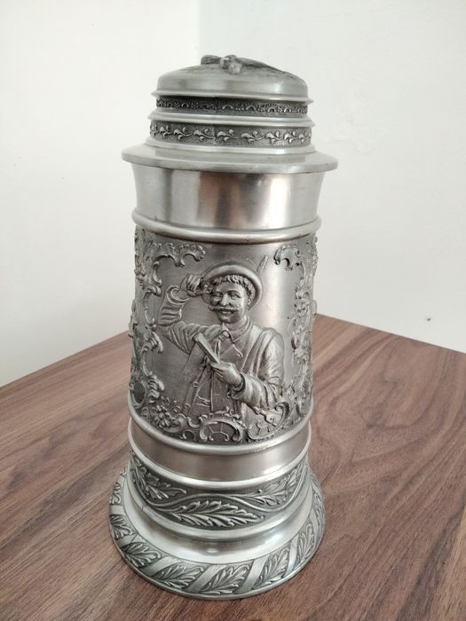 Halba zinc, temă vânătoare