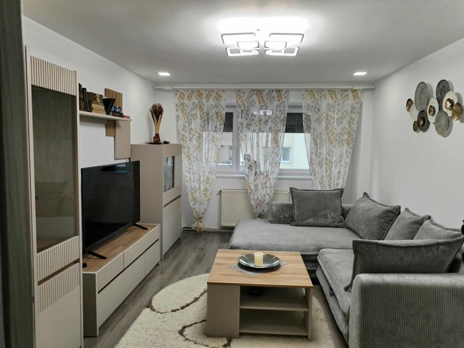 Apartament spațios 2 camere, decomandat (74 mp) – Zona Centrală / Piața Sud, Reșița – Renovat, Mobilat & Utilat ​Descriere: