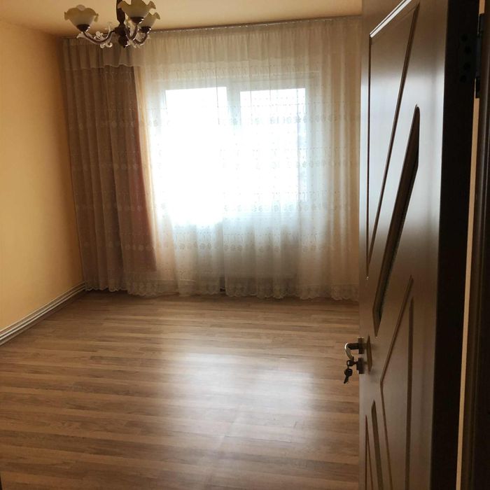 Apartament 3 camere semidecomandat