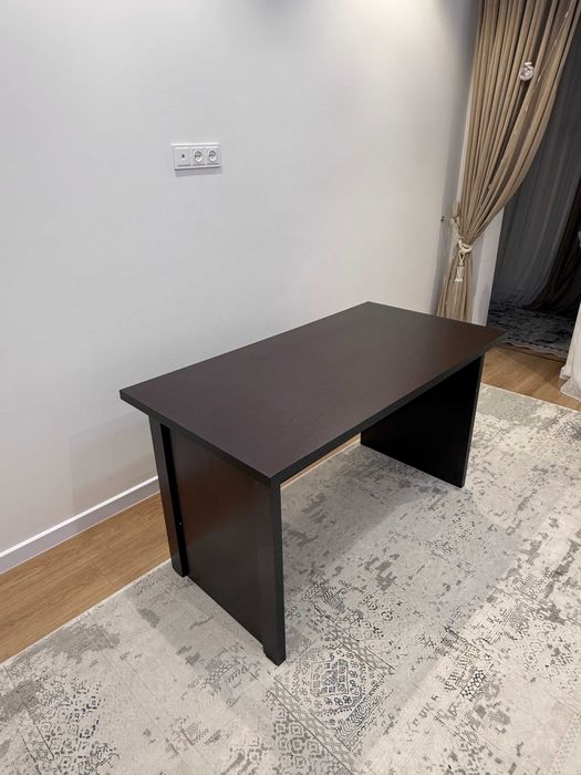 Письменный стол в хорошем состоянии. Удобный и практичный вариант