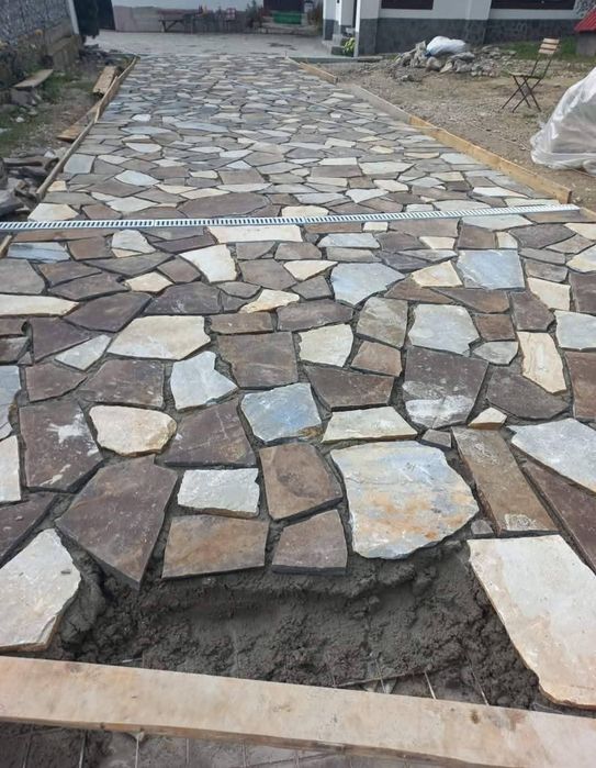 Vand si montez piatra naturala de munte