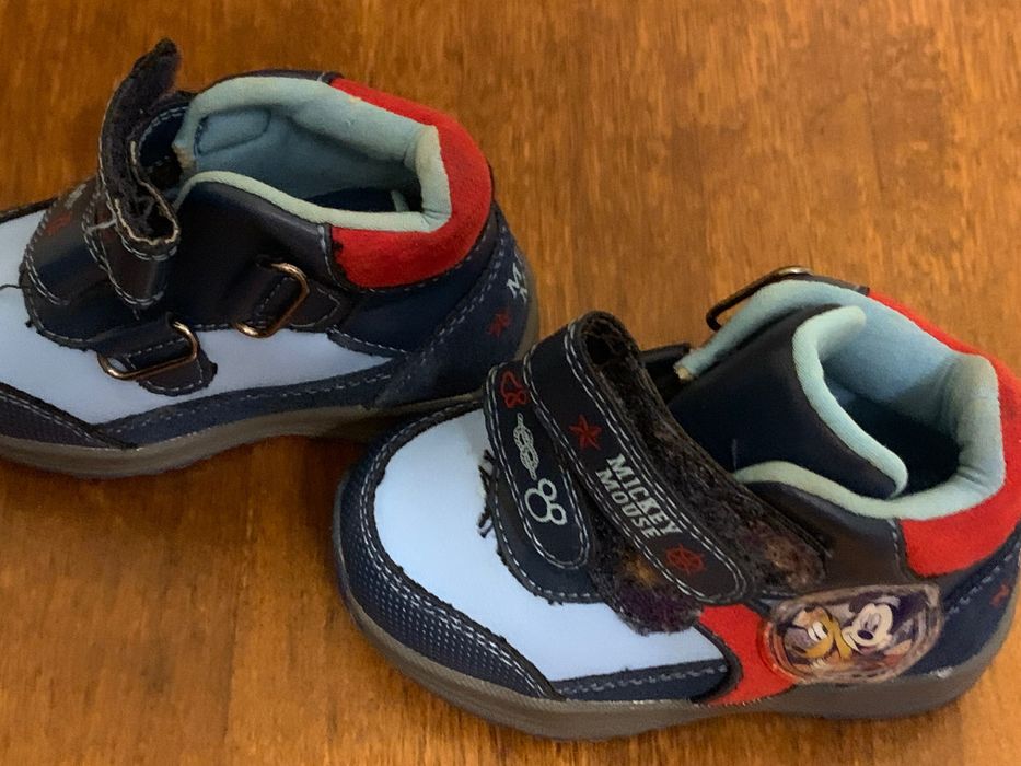 Продам детские ботинки