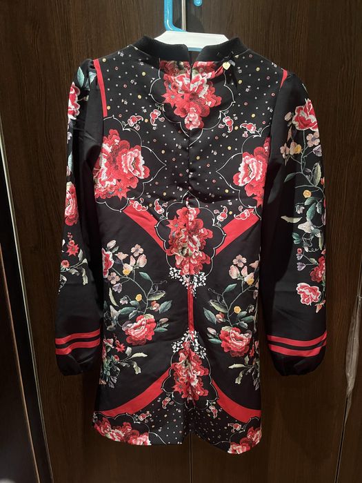 Рокля с флорашни мотиви и дълъг ръкав