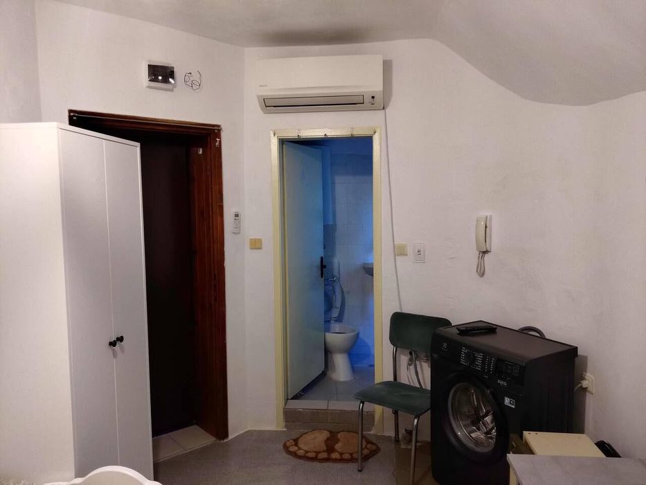 Дава се под наем Едностаен апартамент в Бургас, Център - 24 кв.м за 229.5 € - Снимка #2