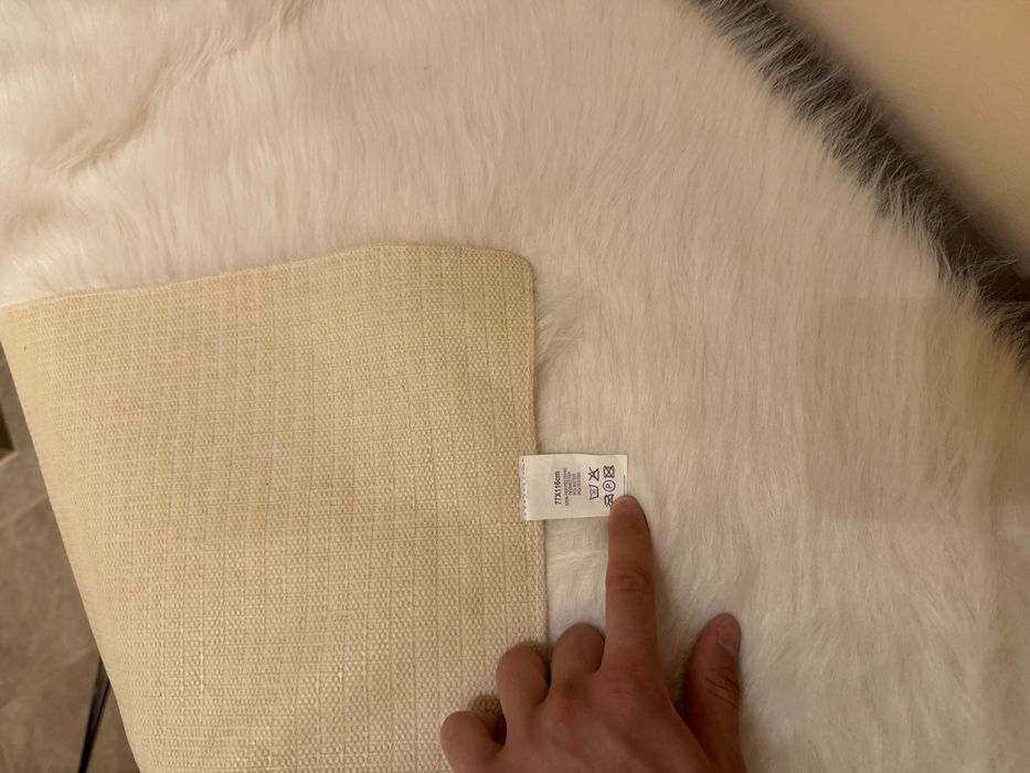 Бяло килимче 77х116 см