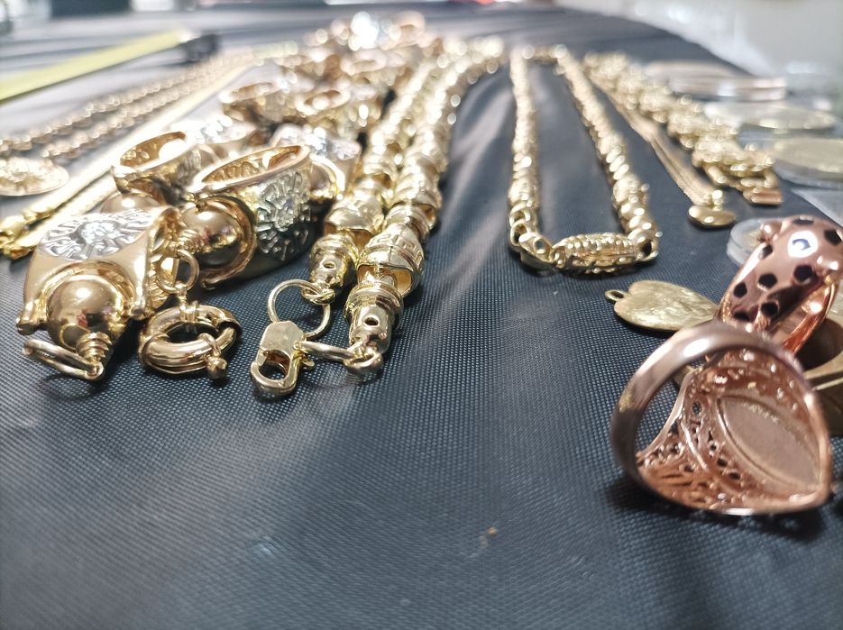 Синджири, гривни, пръстени, монети