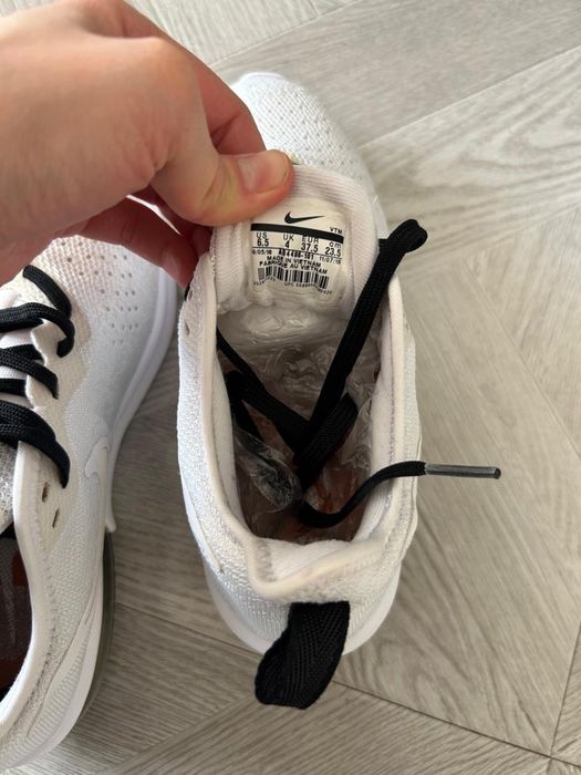 Кроссовки Nike женские.