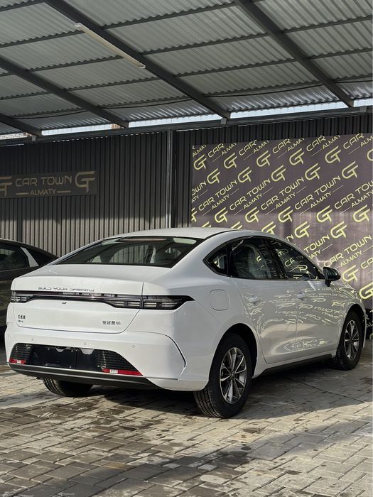 Новая машина в автосалоне