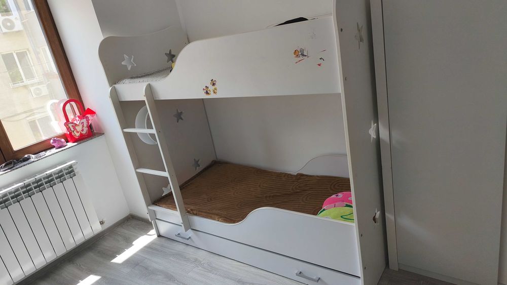 Vând pat supraetajat pentru copii, cu sertar și scară, stare foarte bună, cu mici urme cosmetice.