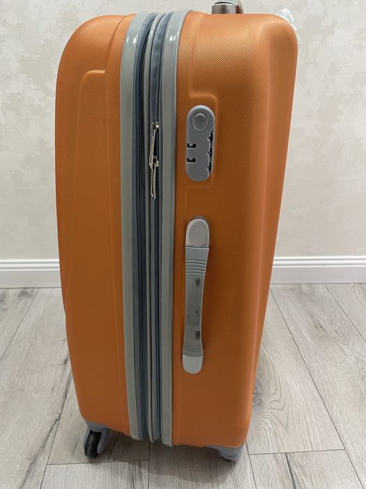 Продам чемодан