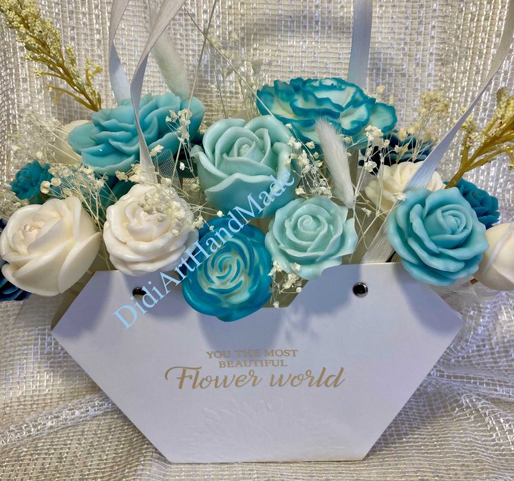 Луксозен букет от соеви  свещи в тюркоаз и бяло – ръчна изработка