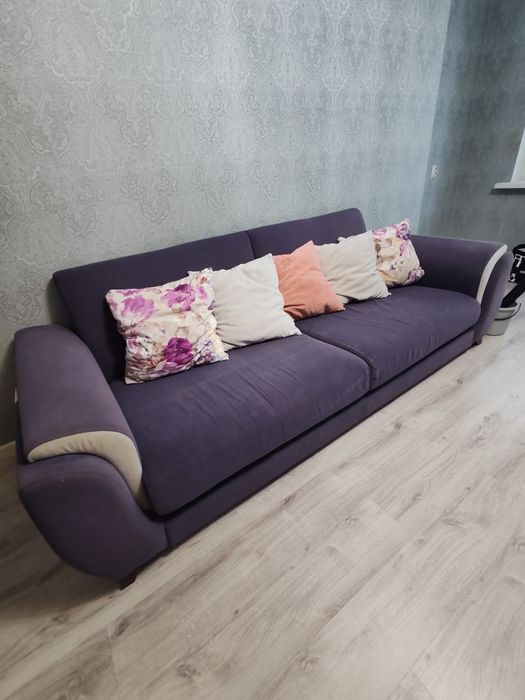 Отдаю фиолетовый диван