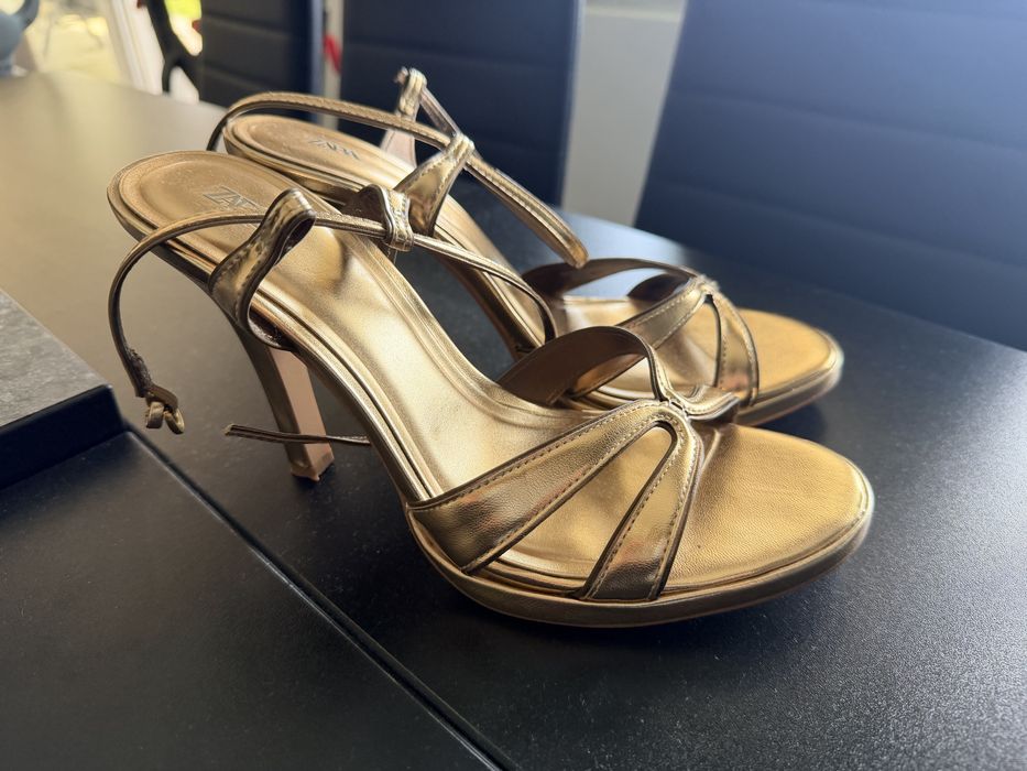 Vand sandale din piele Zara, marimea 39