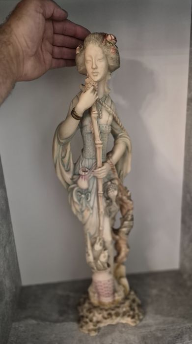 Statuetă japoneză Gheișă vintage, 53cm sculptată din steatit (rășină osoasă), anii 1950.