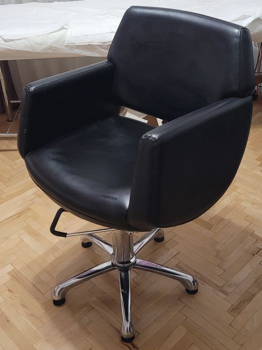 Scaun coafor/ frizerie in stare foarte buna , fara rupturi