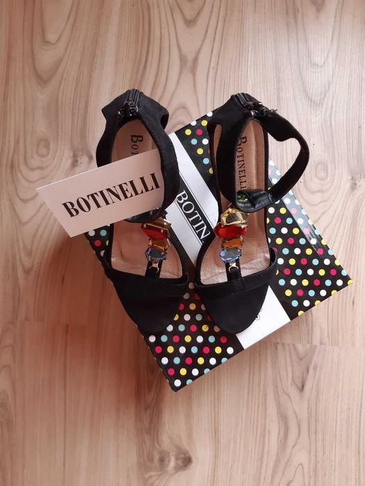 елегантни сандалки с камъни