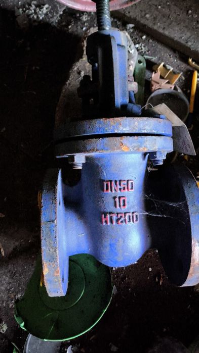 Продам задвижки чугунные