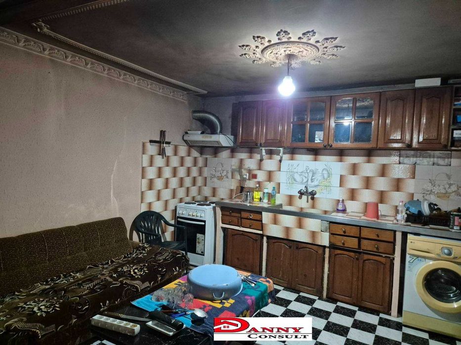 Къща с двор и гараж в гр. Павликени