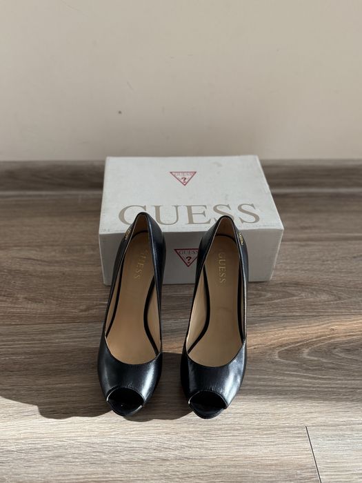 Сандали на ток Guess