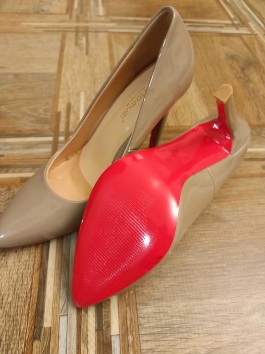 Продам женские туфли