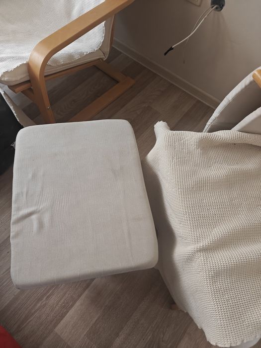 кресло с мека част и дървена рамка  и табуретка за крака