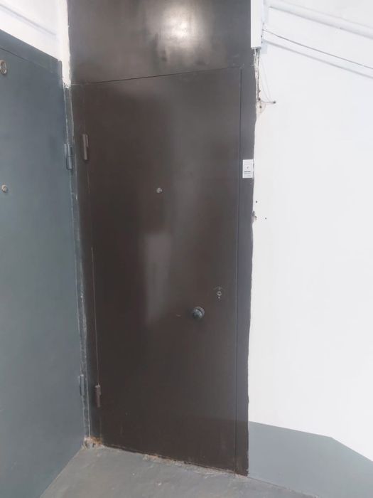 Продам металлическую дверь