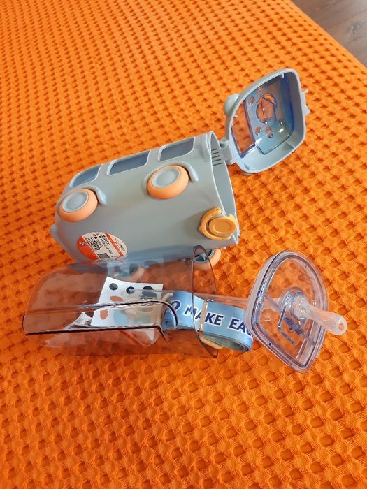 Sticla apa în forma de mașinuță