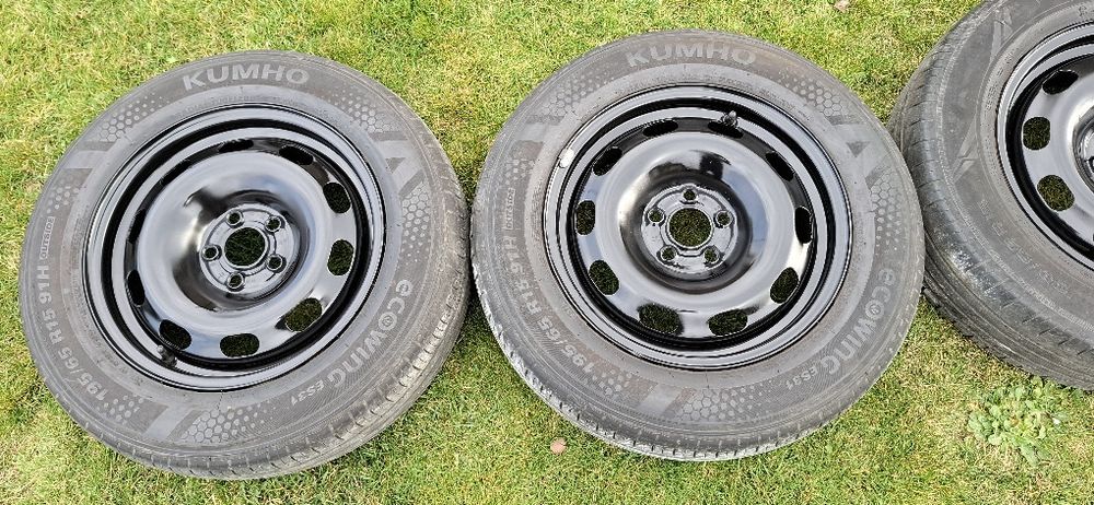 Vând anvelope de vara pe jenti 195 /65 /R15 in stare foarte buna.DOT 2
