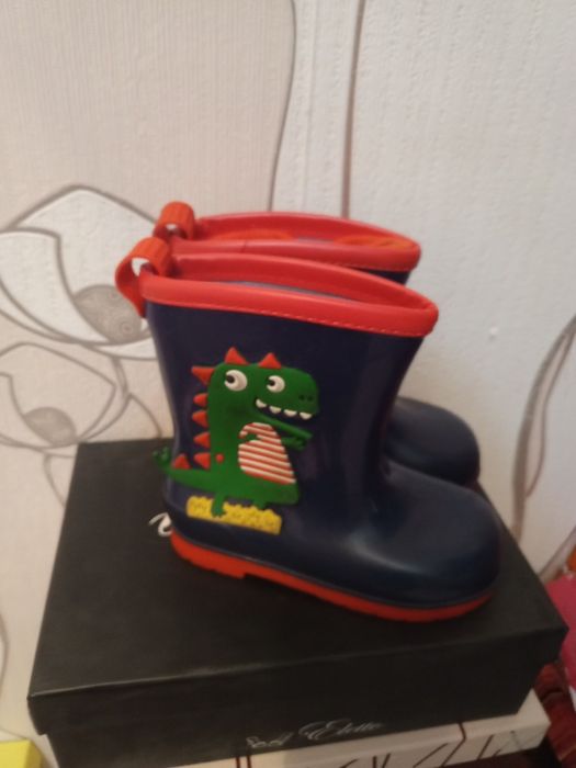 Продам детскую обувь