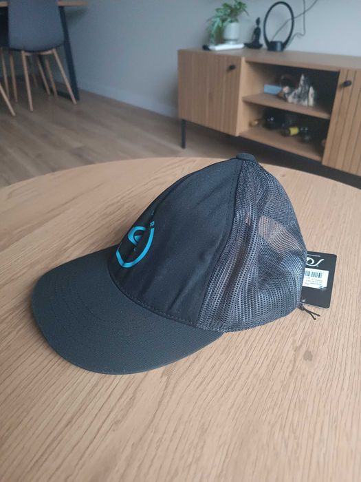 Шапки Adidas и Quiksilver