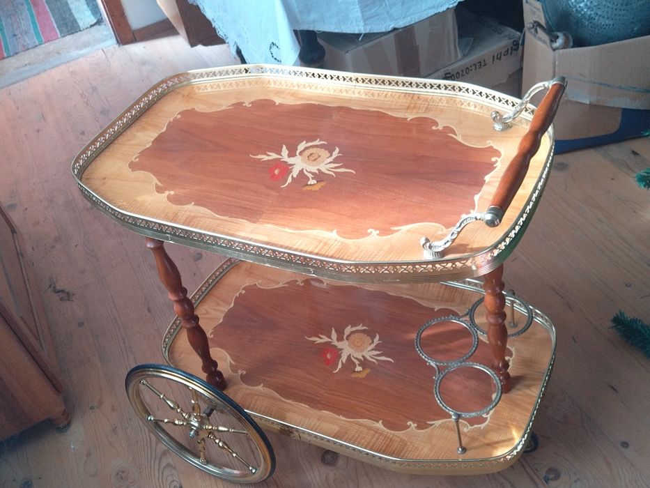 Продавам помощна количка подвижно барче интарзия флорални мотиви