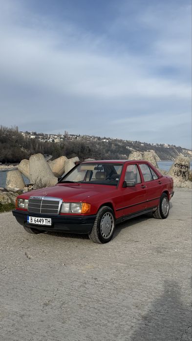 Mercedes-Benz 190E 1.8 (1983) - Червена класика със светъл салон