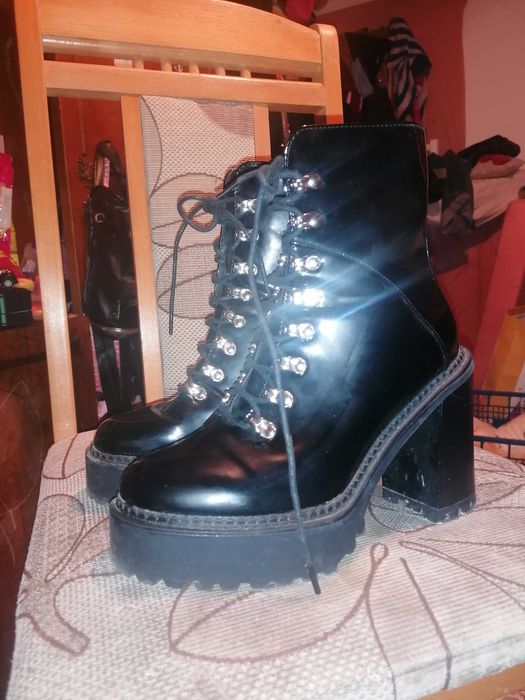 Дамски лачени боти