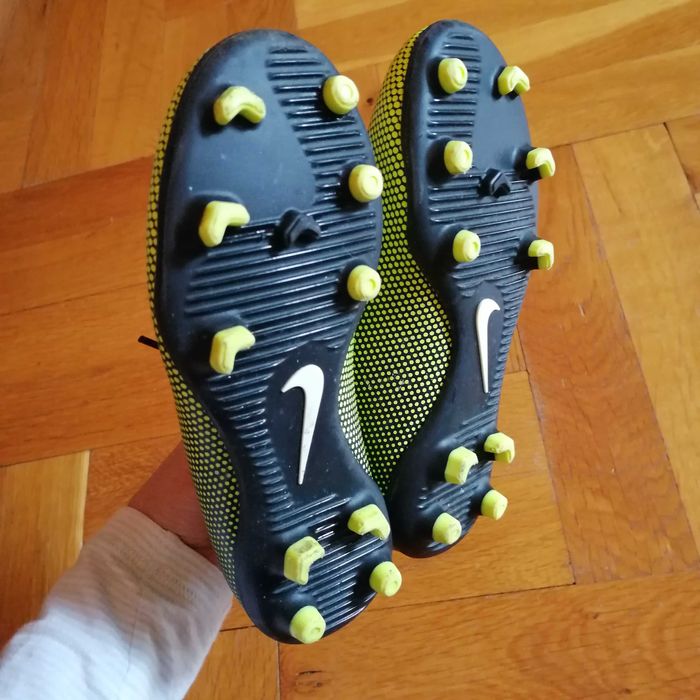 Бутонки за изкуствена трева Adidas Messi, Бутонки за тревен терен Nike