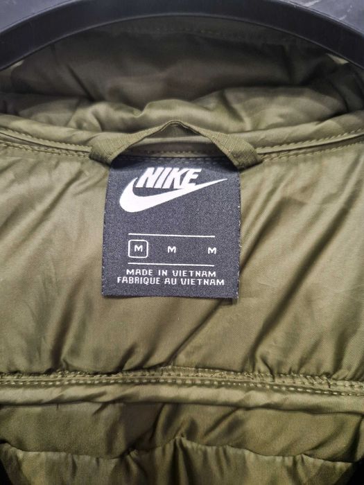 Мъжко яке Nike зелено М размер , но по скоро отговаря на L размер .
