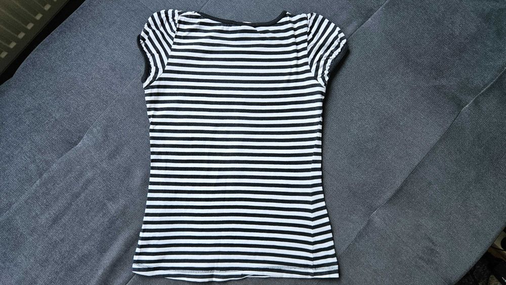 Тениска H&M Young на черни и бели ивици, размер S