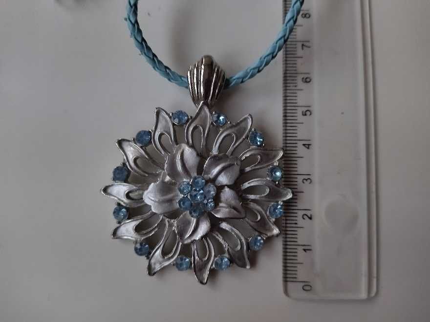 Сребристо колие с камъни