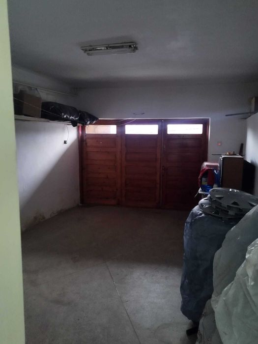 Casa de vanzare cu gradina, garaj si anexe