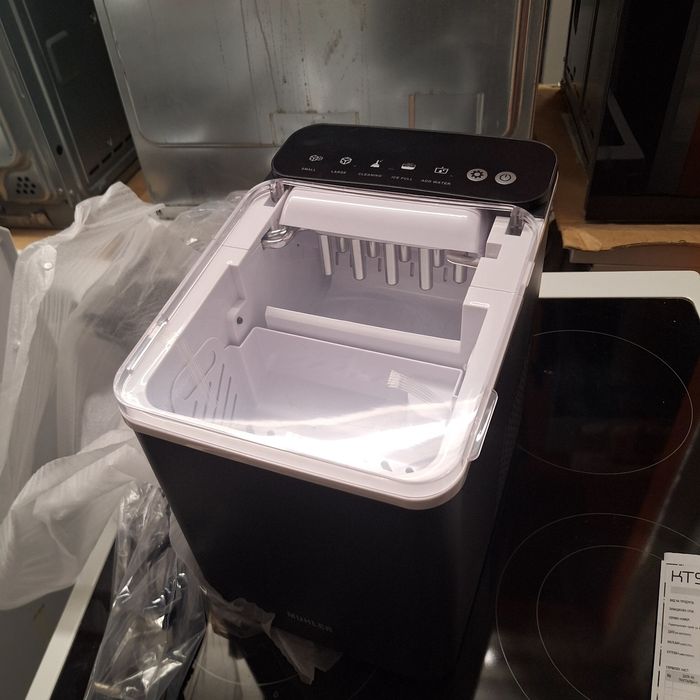 Ледогенератор чисто нов с 24м гаранция 12кг/24 часа