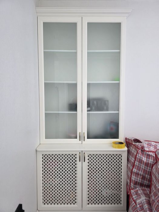 Шкаф стеклянный угловой