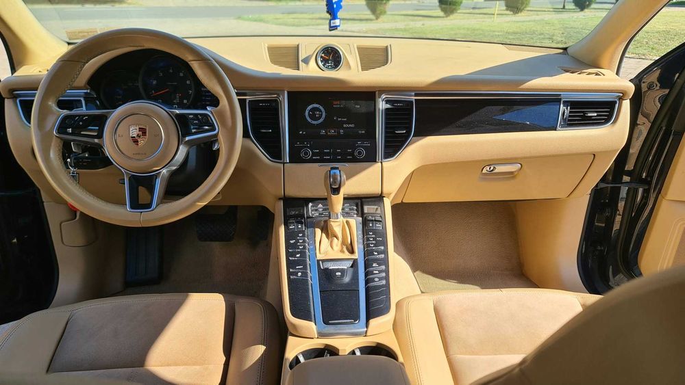 PORSCHE Macan