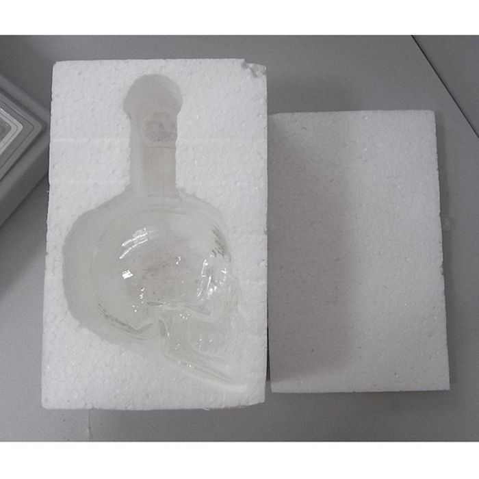Бутилка в формата на череп