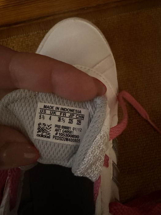 Чисто нови маратонки adidas. 36 2/3 номер , купувани са от Англия , от магазин adidas.