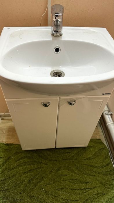 Шкафчик в ванну в отличном состоянии