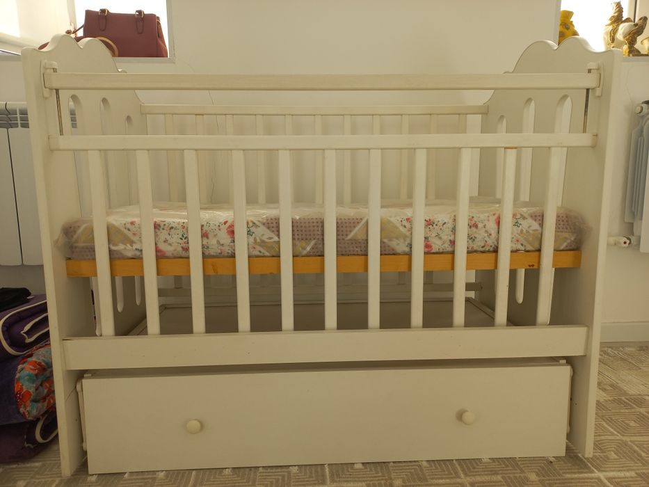 Манеж детский с маятником